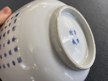 Een Chinese blauw-witte 'Bleu de Hue' kom voor de Vietnamese markt, Nhuroc Tham Tran Tang merk, 19e eeuw