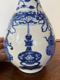 Een Chinese blauw-witte flesvormige vaas, Kangxi