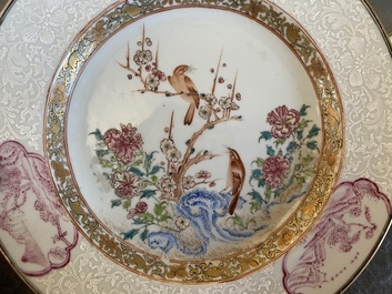 Een paar Chinese famille rose borden met eksters bij prunusbloesems met bianco-sopra-bianco randen, Yongzheng