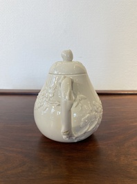 Een Chinese Dehua blanc de Chine theepot, gesigneerd Yi Gong, 18/19e eeuw