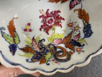 Sauci&egrave;re sur son support en porcelaine de Chine famille rose &agrave; d&eacute;cor dit 'pseudo-feuilles de tabac', Qianlong