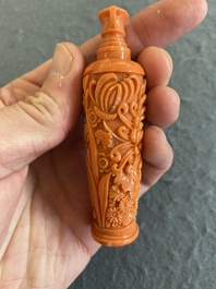 A fine Chinese red coral 'chrysanthemum' snuff bottle, 19/20th C.