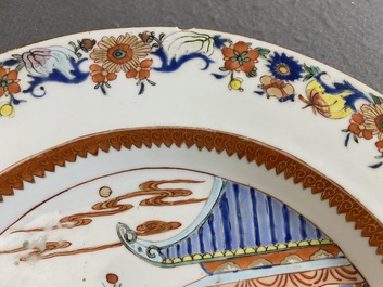 A Chinese famille verte dish with ladies in a pavillion, Yongzheng