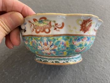 Een Chinese famille rose 'bajixiang' kom met turquoise fondkleur, Tongzhi merk en periode