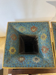 Een paar Chinese cloisonn&eacute; 'gu' vazen, Kangxi