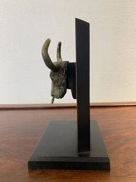 Een Chinees bronzen ornament in de vorm van een stierenkop, Periode der Strijdende Staten