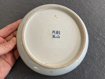Een Chinees blauw-wit 'Bleu de Hue' bord voor de Vietnamese markt, Kinh Son Phien Ngoc merk, 19e eeuw