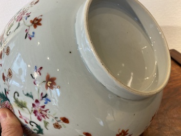 Een Chinese famille rose punchkom met floraal decor, Qianlong
