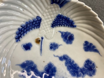 Vier Japanse blauw-witte driepotige perzikvormige schotels met kraanvogels, Edo, 18/19e eeuw