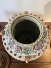 Een Chinese famille rose vaas met houten deksel, 19e eeuw