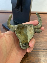 Een Chinees bronzen ornament in de vorm van een stierenkop, Periode der Strijdende Staten