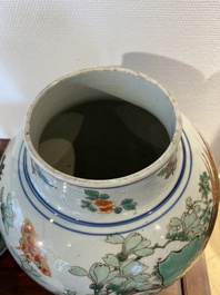 Paire de vases en porcelaine de Chine famille verte &agrave; d&eacute;cor de faisans, Kangxi