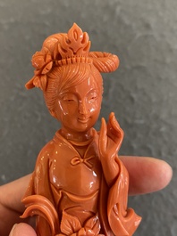 Een Chinese bloedkoralen figuur van een staande dame, 19/20e eeuw