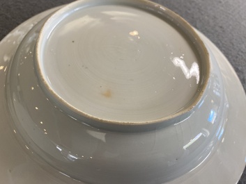 Een paar Chinese wapenborden met bianco-sopra-bianco randen, Qianlong