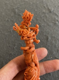 Een Chinese bloedkoralen figuur van een staande dame met bloemenmand, 19/20e eeuw