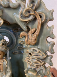 Een Chinees Longquan celadon schrijn met Guanyin, wellicht Ming