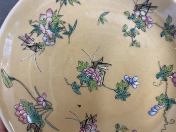 Paire de coupes en porcelaine de Chine famille rose &agrave; d&eacute;cor de sauterelles sur fond caf&eacute; au lait, marque et &eacute;poque de Daoguang