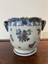 Een Chinese blauw-witte en deels vergulde wijnkoeler, Qianlong