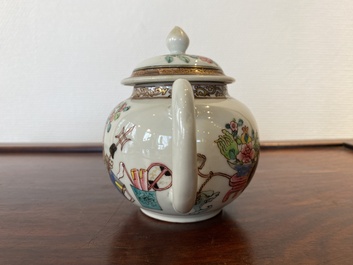 Th&eacute;i&egrave;re couverte en porcelaine de Chine famille rose &agrave; d&eacute;cor d'antiquit&eacute;s, Yongzheng