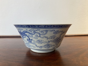 Een Chinese blauw-witte 'draken' kom, Yongzheng merk, 19/20e eeuw