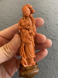 Een Chinese bloedkoralen sculptuur van Guanyin, 19/20e eeuw