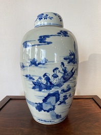 Een grote Chinese blauw-witte dekselpot met verhalend decor, 19e eeuw
