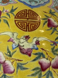 Een Chinese famille rose vissenkom met perziken en vleermuizen op gele fondkleur, 19e eeuw