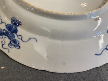 Een paar Chinese blauw-witte kraak-stijl schotels met VOC-schepen, Kangxi