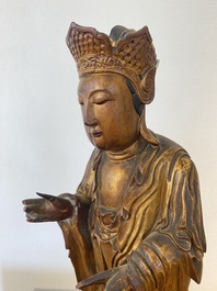 Sculpture d'un moine en bois laqu&eacute; et dor&eacute;, Chine, Qing