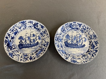 Een paar Chinese blauw-witte kraak-stijl schotels met VOC-schepen, Kangxi