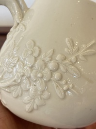 Een Chinese Dehua blanc de Chine theepot, gesigneerd Yi Gong, 18/19e eeuw