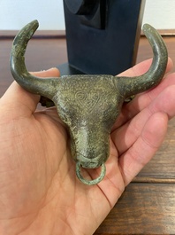 Een Chinees bronzen ornament in de vorm van een stierenkop, Periode der Strijdende Staten