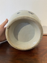 Een Chinese blauw-witte en deels vergulde wijnkoeler, Qianlong