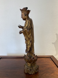 Sculpture d'un moine en bois laqu&eacute; et dor&eacute;, Chine, Qing