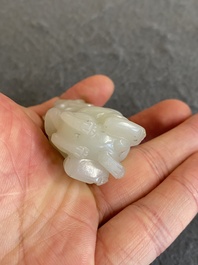 Sculpture en jade c&eacute;ladon d'un gar&ccedil;on avec un chat, Chine, Qing
