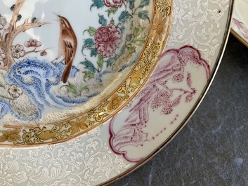 Een paar Chinese famille rose borden met eksters bij prunusbloesems met bianco-sopra-bianco randen, Yongzheng
