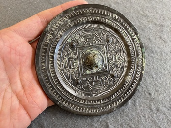 Een Chinese bronzen spiegel, Han