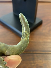 Een Chinees bronzen ornament in de vorm van een stierenkop, Periode der Strijdende Staten