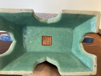 Een Chinese archa&iuml;sche famille rose wierookbrander, Daoguang merk en periode