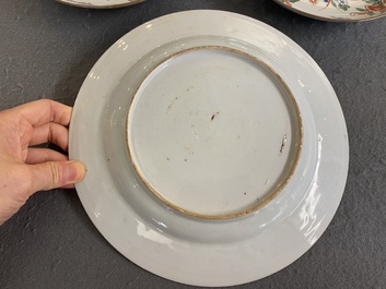 Un plat en porcelaine de Chine famille rose et une paire d'assiettes en famille verte, Kangxi/Qianlong