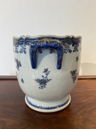 Een Chinese blauw-witte en deels vergulde wijnkoeler, Qianlong