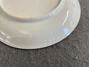 Tasse et soucoupe en porcelaine de Chine famille rose &agrave; d&eacute;cor de joueurs de go, Yongzheng