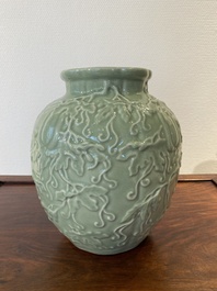 Een Chinese monochrome celadon-geglazuurde vaas met reli&euml;fdecor, 19/20e eeuw