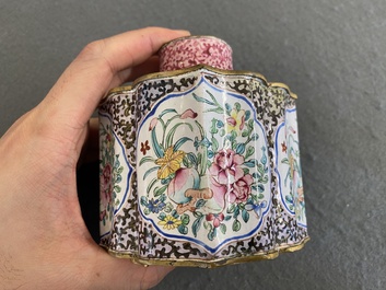 Een Chinese theebus met deksel in Canton email, Yongzheng/Qianlong