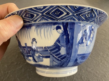 Een Chinese blauw-witte kom met verhalend decor, Kangxi merk en periode