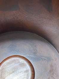 Grand pot &agrave; pinceaux en bois de huali &agrave; d&eacute;cor de lettr&eacute;s dans un paysage, 20&egrave;me