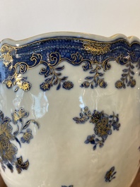 Een Chinese blauw-witte en deels vergulde wijnkoeler, Qianlong