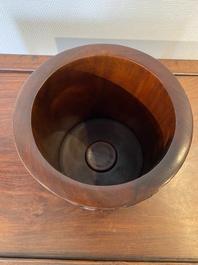 Grand pot &agrave; pinceaux en bois de huali &agrave; d&eacute;cor de lettr&eacute;s dans un paysage, 20&egrave;me