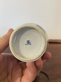 Een Chinese blauw-witte dekselvaas, Yu merk, Kangxi
