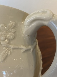 Een Chinese Dehua blanc de Chine theepot, gesigneerd Yi Gong, 18/19e eeuw